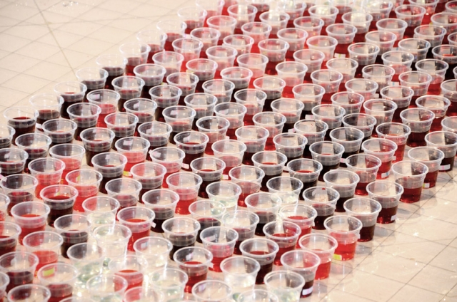 фото для записи Она наполнила 2 000 пластиковых стаканчиков красителем. Современное искусство!