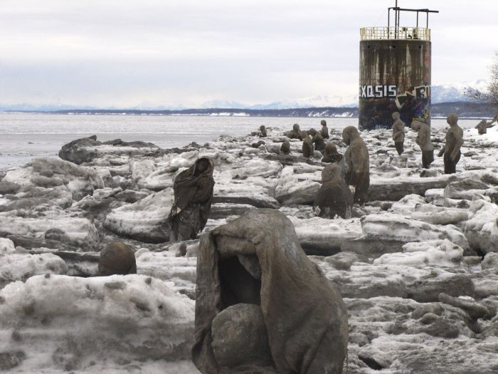 фото для записи Узнайте, почему эти жуткие скульптуры появились на пляже в Аляске (4 фото)