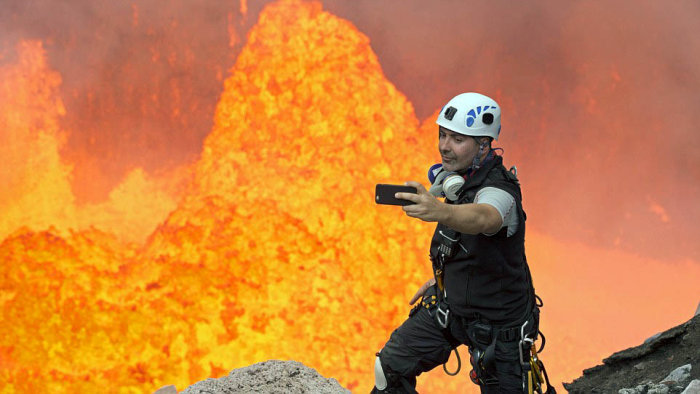 фото для записи Простой и храбрый человек делает экстремальное селфи на фоне бурлящей лавы