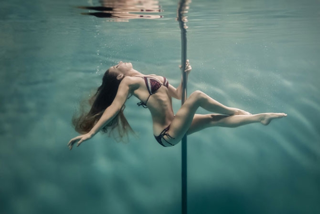 фото для записи Девушки показывают стриптиз под водой. Женская красота в чистом виде