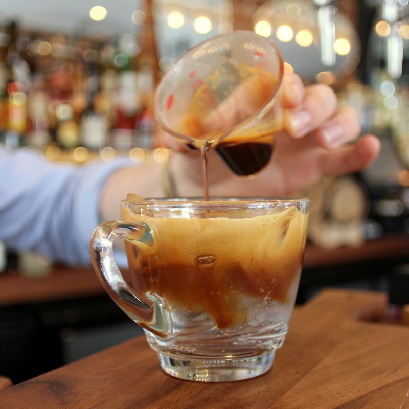 фото для записи 10 самых странных рецептов кофе со всего мира, которые нужно попробовать хотя бы раз в жизни (11 фото)
