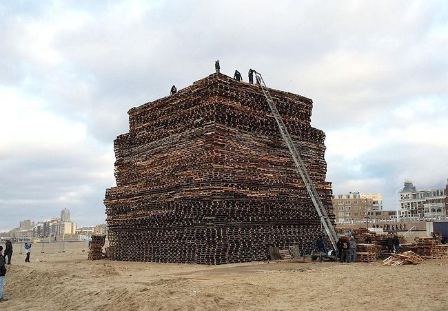 фото для записи В Нидерландах устроили гигантский костер из деревянных поддонов (9 фото)