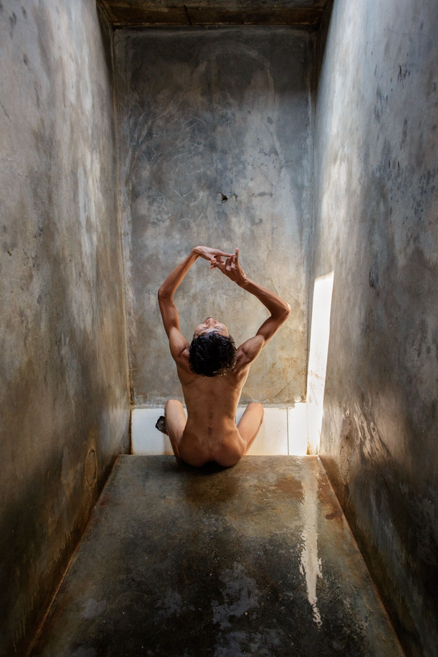 фото для записи Шокирующие фото психически больных в Индонезии и их жилищные условия
