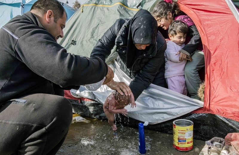 фото для записи Сирийская беженка моет новорожденного в луже