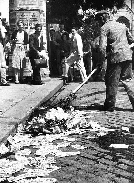 фото для записи Дворник в Венгрии убирает последствия гиперинфляции 1946 год (1 фото)
