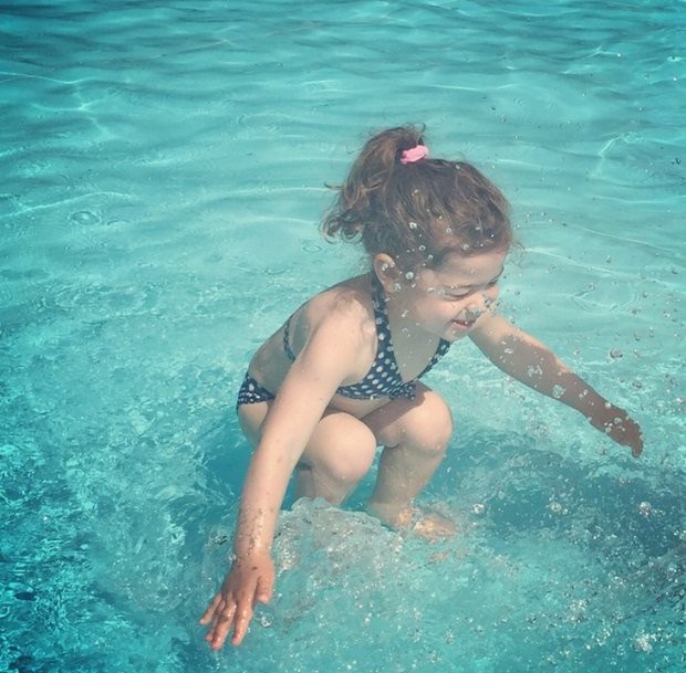 фото для записи Эта девочка под водой или нет? фото, сбившее с толку весь Интернет (2 фото)