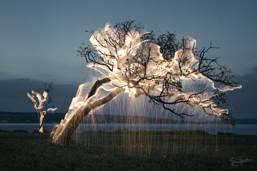 фото для записи Легкие огненные капли с деревьев на фото с длинной экспозицией (6 фото)