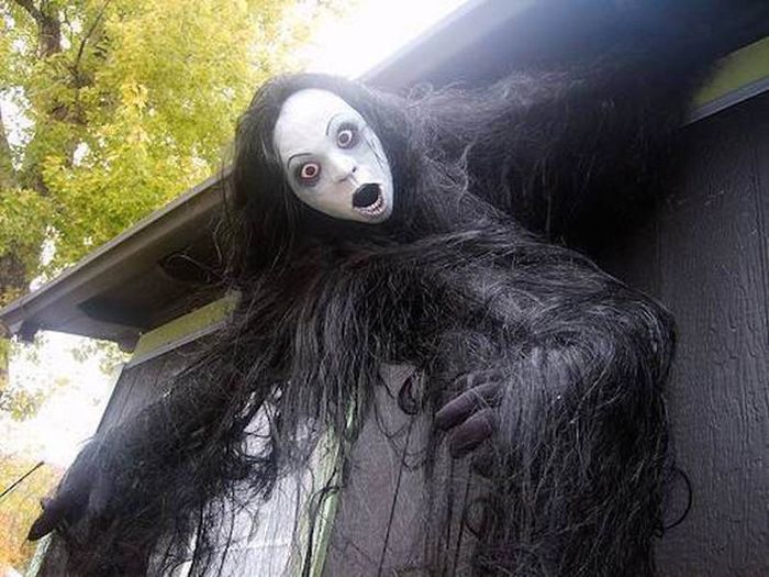 фото для записи Люди украшают дома на Хэллоуин. Ужас гарантирован (13 фото)