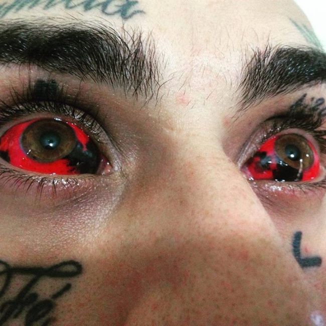 фото для записи 20 фриков которые набили тату на глазах